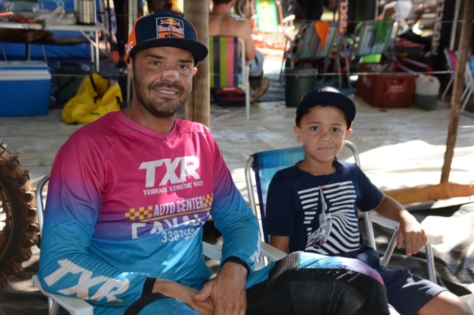 A pista como herança: pai e filho compartilham o amor pelo motocross em Figueirão A pista como herança: pai e filho compartilham o amor pelo motocross em Figueirão