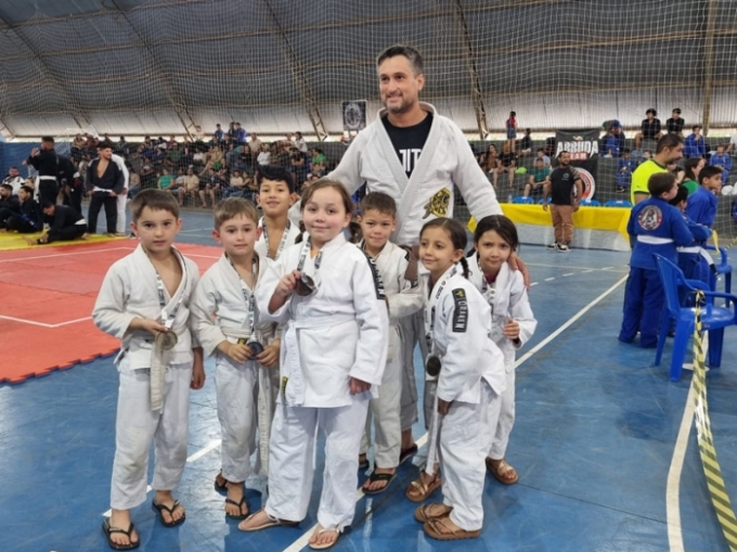 Atletas brilham no 1º Open de Jiu-Jitsu e mostram a força de um projeto que começou do zero em Alcinópolis Atletas brilham no 1º Open de Jiu-Jitsu e mostram a força de um projeto que começou do zero em Alcinópolis