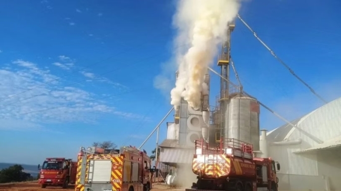Incêndio destrói armazém de milho em Mineiros GO Incêndio destrói armazém de milho em Mineiros GO