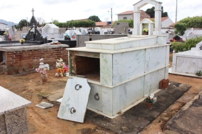 Jovem é preso ao ser flagrado saindo de túmulo do avô em Alto Taquari (MT) Jovem é preso ao ser flagrado saindo de túmulo do avô em Alto Taquari (MT)