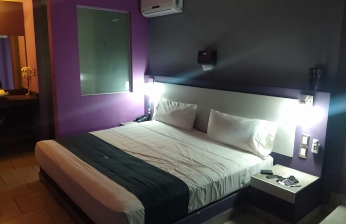 Homem passa a noite em motel e deixa acompanhante para trás com a conta