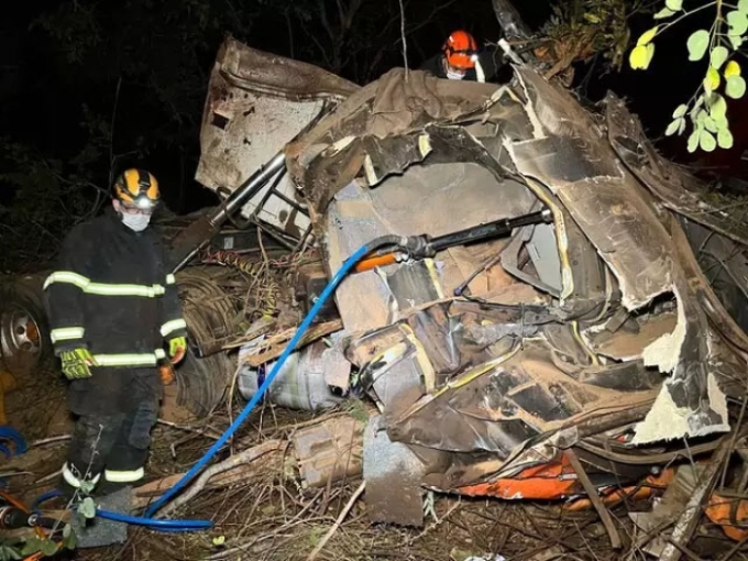 Caminhão fica totalmente destruído e motorista morre preso em ferragens
