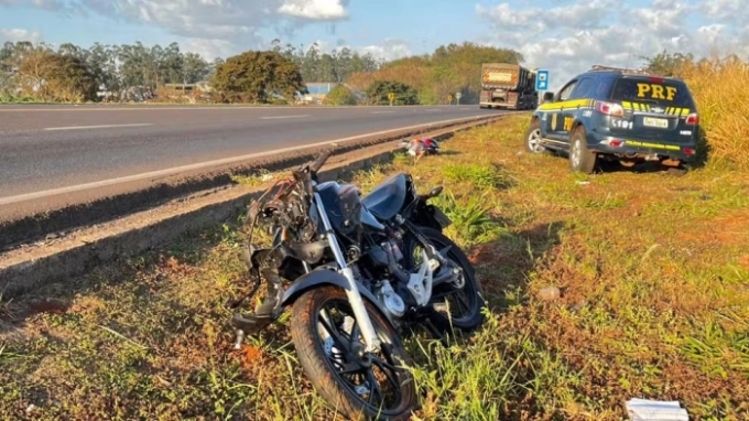 Jovem morre em acidente entre moto e ambulância na BR-163 Jovem morre em acidente entre moto e ambulância na BR-163