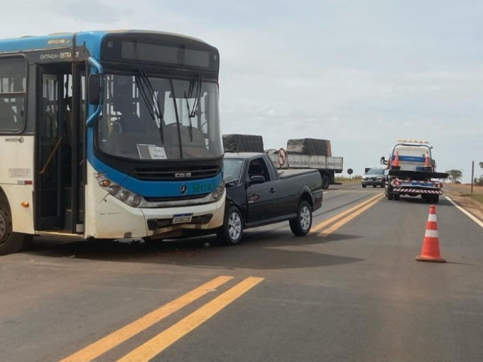 Ônibus invade pista da MS 306 e provoca acidente na rotatória de Aporé Ônibus invade pista da MS 306 e provoca acidente na rotatória de Aporé