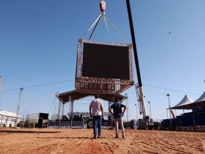 Prefeito e vice acompanham montagem do super telão de LED na arena do rodeio em Alcinópolis Prefeito e vice acompanham montagem do super telão de LED na arena do rodeio em Alcinópolis