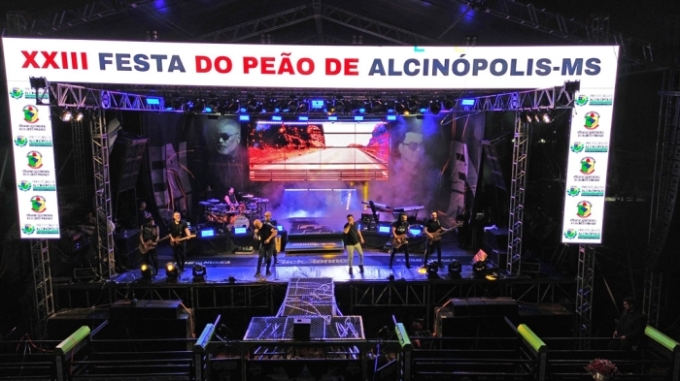 Rick & Renner emocionam mais de 2 mil pessoas na Festa do Peão de Alcinópolis Rick & Renner emocionam mais de 2 mil pessoas na Festa do Peão de Alcinópolis