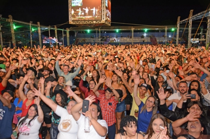 Traia Véia impressiona público em show na Festa do Peão de Alcinópolis Traia Véia impressiona público em show na Festa do Peão de Alcinópolis
