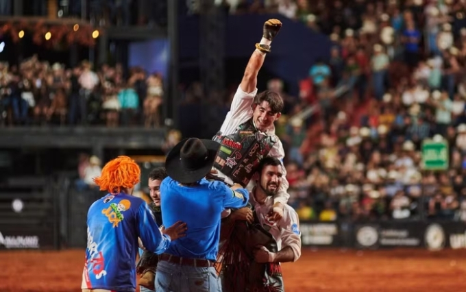 Peão de SP reassume ponta na última montaria e é campeão do Rodeio Internacional em Barretos Peão de SP reassume ponta na última montaria e é campeão do Rodeio Internacional em Barretos
