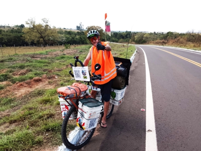 “Gauchinho do Pedal” é visto na MS-223, entre Figueirão e Alcinópolis, durante expedição de bicicleta p “Gauchinho do Pedal” é visto na MS-223, entre Figueirão e Alcinópolis, durante expedição de bicicleta p