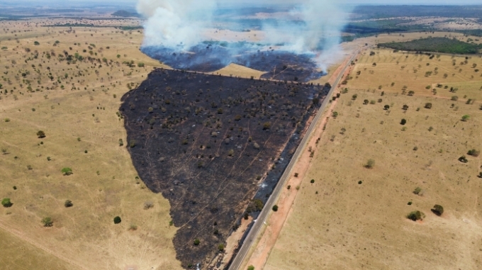 Prefeitura de Figueirão faz rescaldo em área atingida por incêndio nesta terça-feira