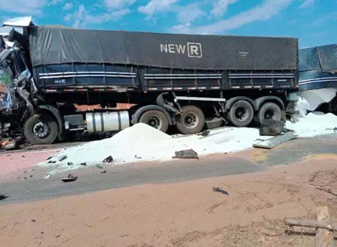 Caminhoneiro morre em colisão entre carretas na MS-320