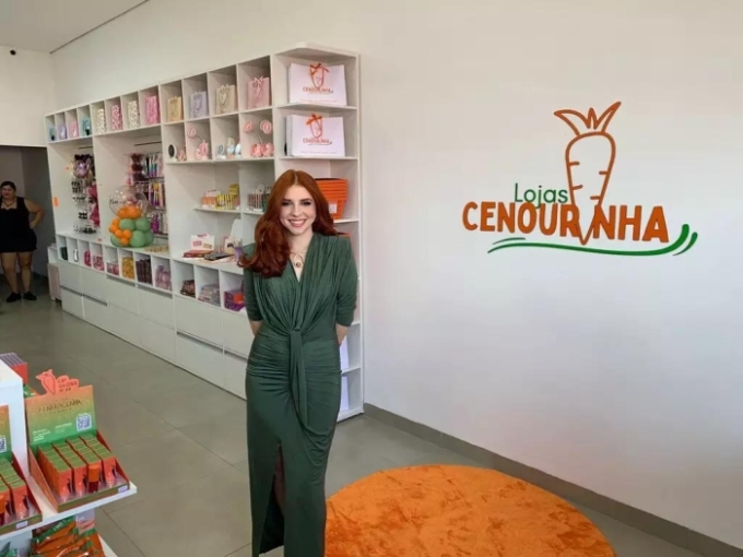 Fãs atravessam a cidade para abertura da primeira loja da Cenourinha