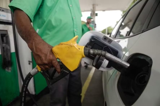 Petrobras reduz preço da gasolina na refinaria em 4,9% Petrobras reduz preço da gasolina na refinaria em 4,9%