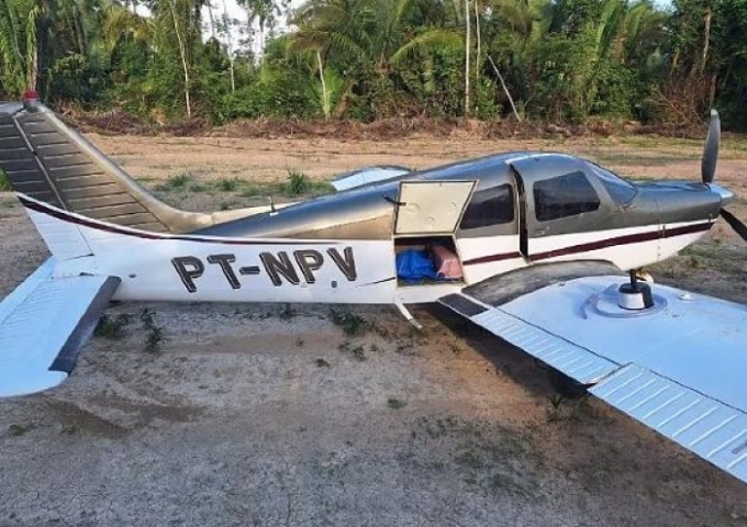 Avião com meia tonelada de drogas é apreendido em pista clandestina Avião com meia tonelada de drogas é apreendido em pista clandestina