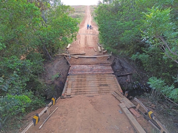 ATENÇÃO: Obra em ponte na estrada MS 217, região da água enterrada ATENÇÃO: Obra em ponte na estrada MS 217, região da água enterrada
