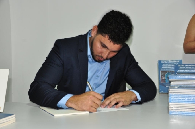 Filho de Figueirão lança, na terra natal, livro sobre a festa centenária de Nossa Senhora da Abadia