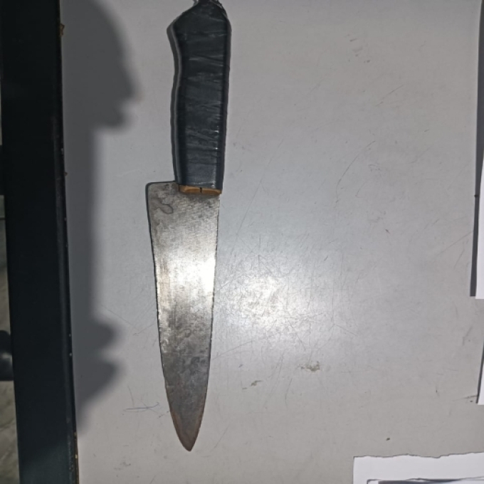 Homem esfaqueia mulher em conveniência e é preso pela Polícia Militar, em Figueirão