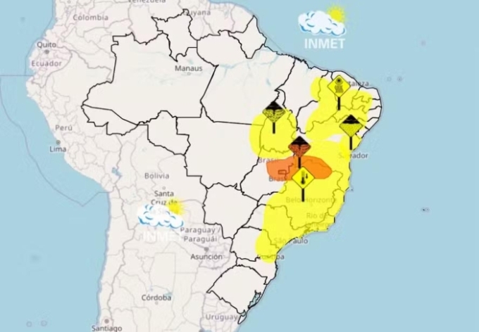 Ciclone se afasta do Brasil e chuva atinge região central