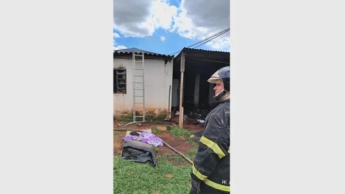 Botijão de gás explode, casa é incendiada e família perde praticamente tudo em São Gabriel do Oeste