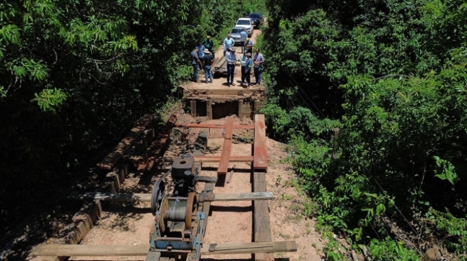 Prefeito Juvenal e Secretário Fernando, visitam obra na ponte do Córrego Gavião região dos morrinhos