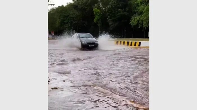 Chuva de 57 milímetros em uma hora causa ponto de alagamento em São Gabriel do Oeste