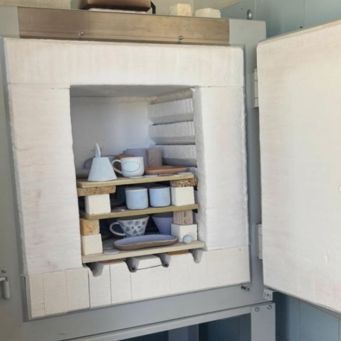 Forno para queima da cerâmica é entregue para artesãos de Alcinópolis