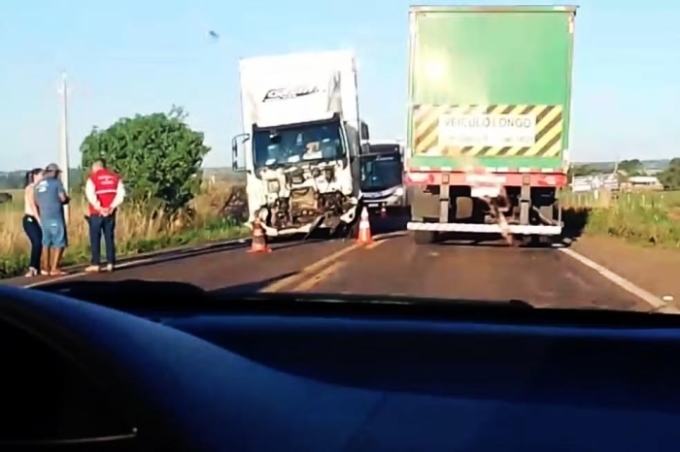 Motorista que morreu na MS-316 invadiu pista antes de colisão com caminhão
