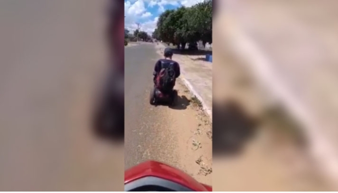 Sem transporte escolar há meses, estudante percorre 6 km em cadeira de rodas