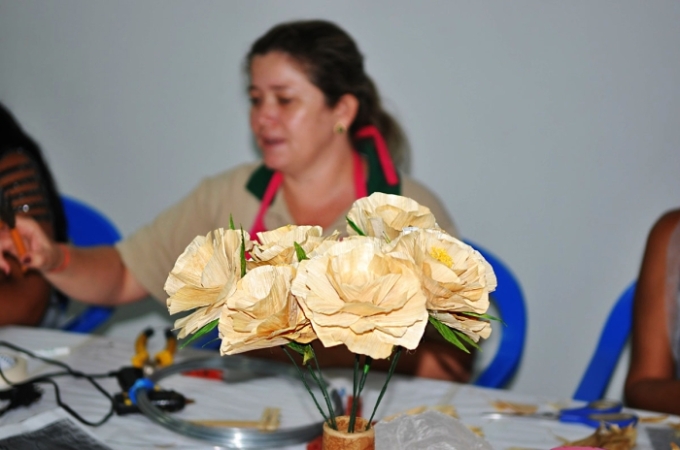 Curso de artesanato em palha de milho gera oportunidade em Figueirão