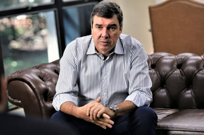 Pesquisa aponta vitória de Eduardo Riedel no primeiro turno em MS