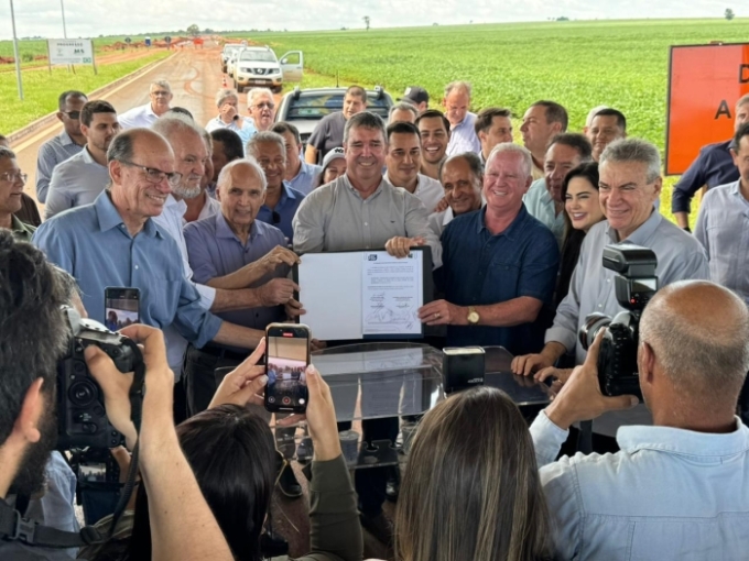 Riedel atende Paulo Corrêa e Gerson Claro e homologa licitação da pavimentação da MS-289, entre Amambai e Juti