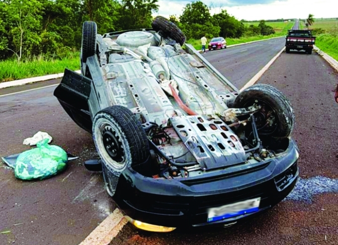 Capotamento na BR-060 assusta família e ocupantes escapam sem ferimentos graves