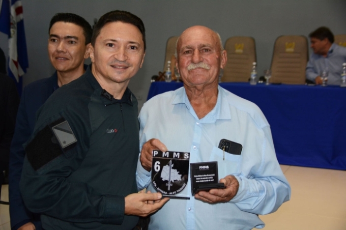 Prefeito de Figueirão recebe honraria da Polícia Militar em solenidade em Coxim