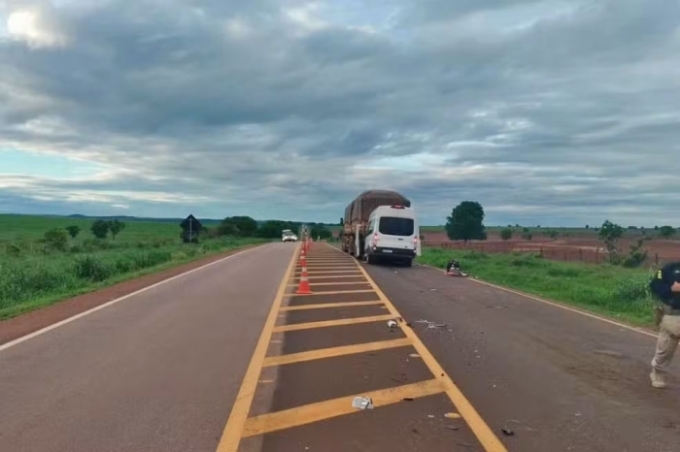 Van que levava pacientes para hemodiálise se envolve em acidente e uma pessoa morre na BR-163