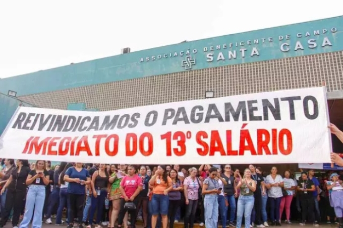 Sem 13º, funcionários da Santa Casa entram em greve e saem em protesto