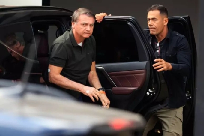 Médicos de Bolsonaro avaliam possibilidade de nova cirurgia, diz boletim
