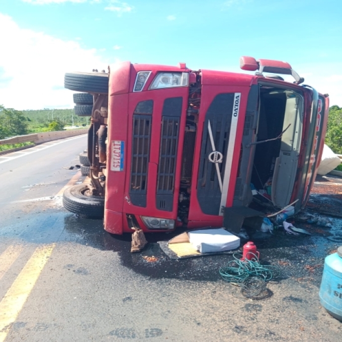 Carreta com algodão tomba na MT-100 após ponte do Ribeirão do Córrego do Sapo em Alto Taquari