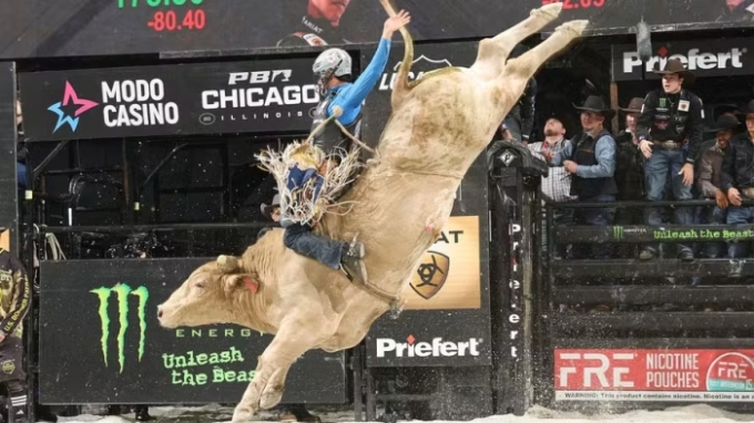 Americano supera melhor touro do mundo e vence etapa da PBR em Chicago