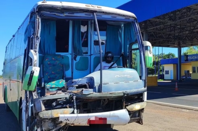Motorista de capacete é detido ao viajar com ônibus batido e sem para-brisa