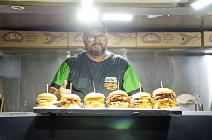 Laços com a cidade: Hamburgueria do Cachorrão marca presença no Réveillon de Alcinópolis