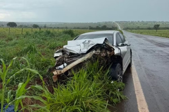 Criança fica em estado grave após acidente entre carro e carreta na MS-040