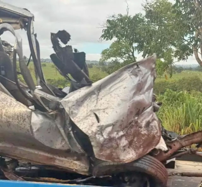 Motorista morre ao ter carro esmagado por carreta em rodovia, trecho de Paranaíba
