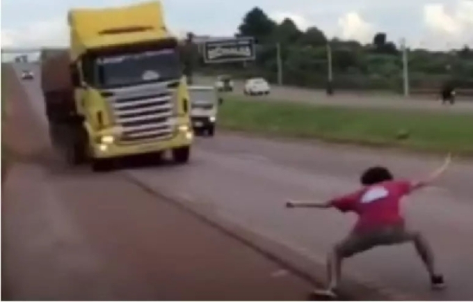 Jovem é preso após fazer ‘jogo da galinha’ com carreta e quase provocar acidente no Paraguai