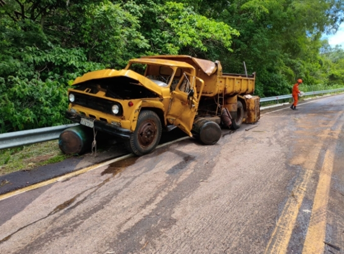 Caminhão com carga de diesel se envolve em acidente na Serra da Alegria e deixa duas vítimas