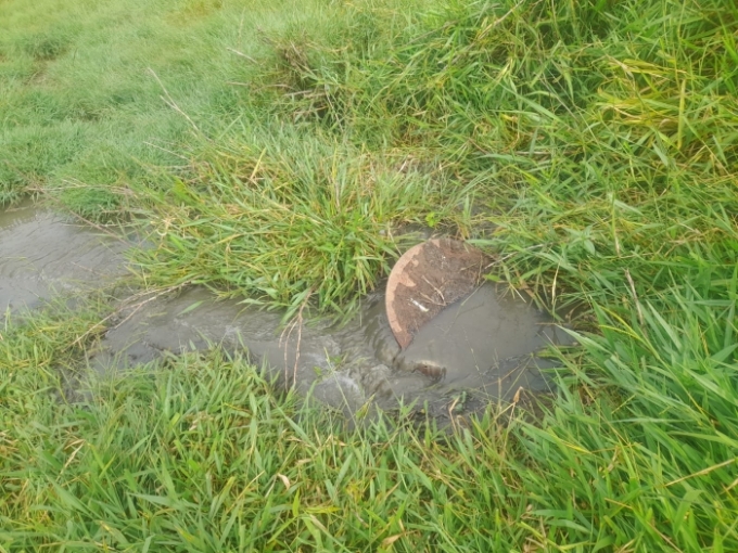 Problema na rede provoca vazamento de esgoto no Córrego Ribeirão do Retiro, em Alcinópolis