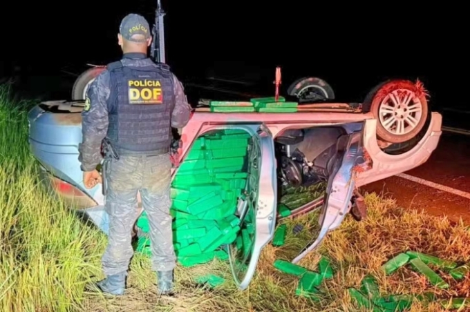 Carro capota durante fuga e polícia encontra uma tonelada de maconha