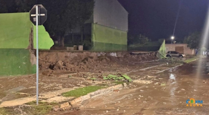 Forte chuva provoca estragos e derruba muro de escola no Centro de Coxim