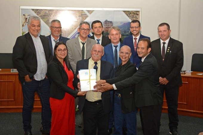 Câmara de Figueirão abre ano legislativo com posse de suplente e anúncio de investimentos para 2026