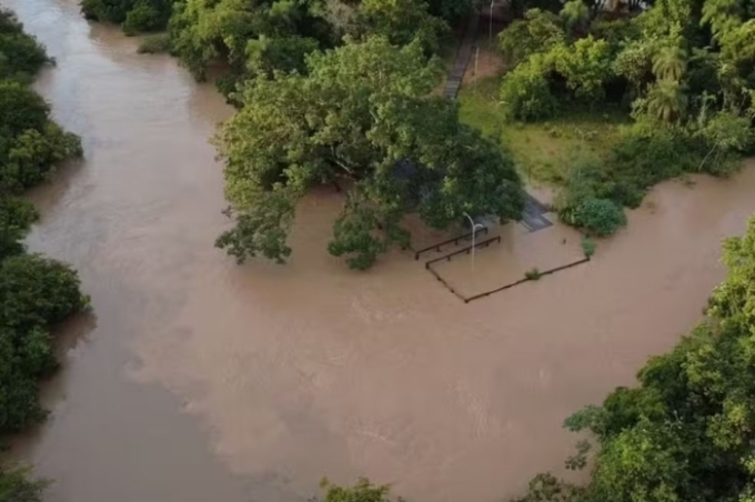 Tempestade deixa famílias isoladas, pontes destruídas e ruas alagadas em Corguinho