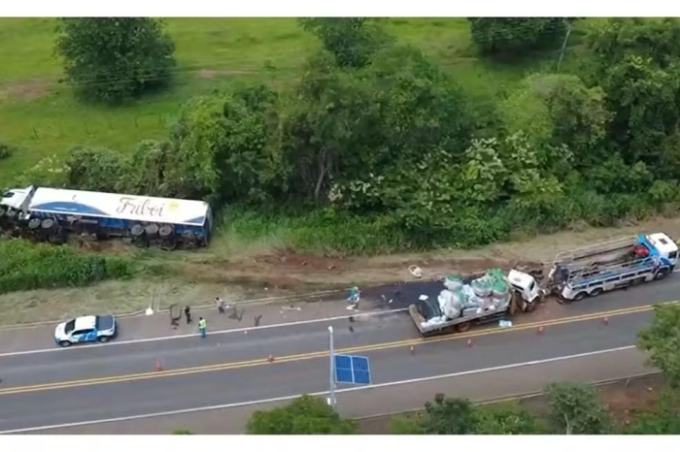 Acidente entre três caminhões deixa um morto e um ferido na BR-158